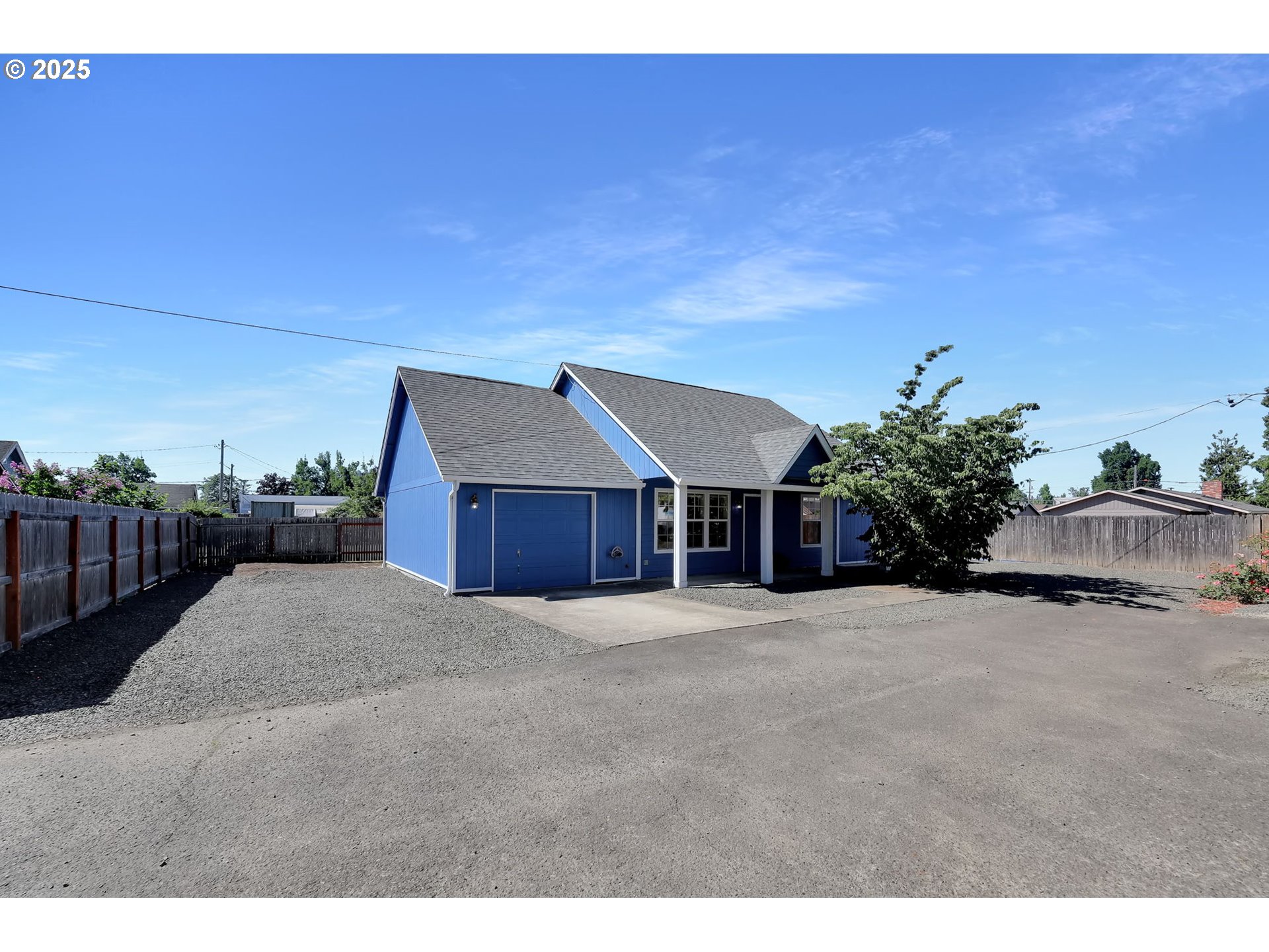 176 19th Street Springfield, OR 97477 - Photo 2 of 35 a big room with an entryway