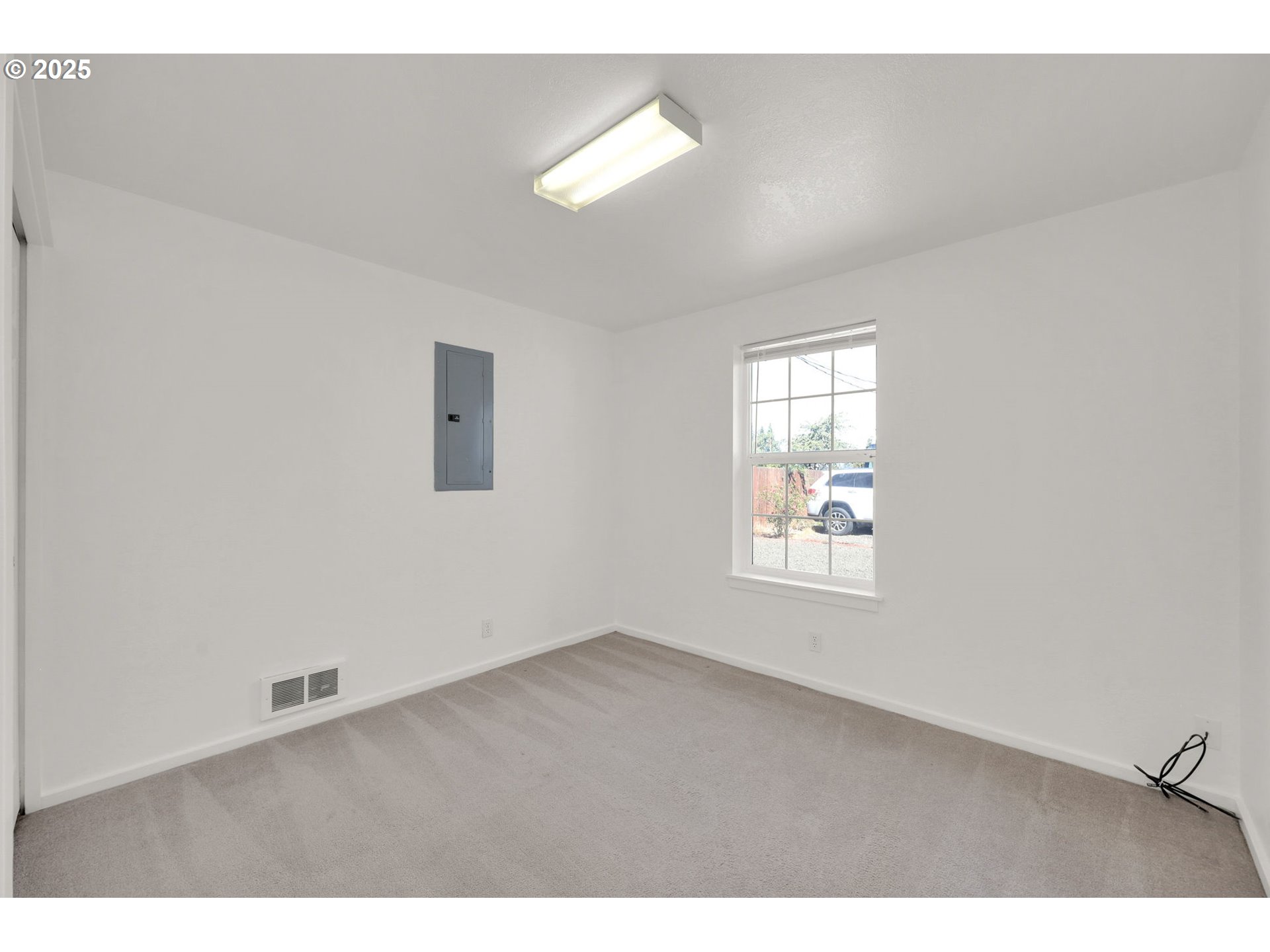 176 19th Street Springfield, OR 97477 - Photo 22 of 35 an empty room with windows