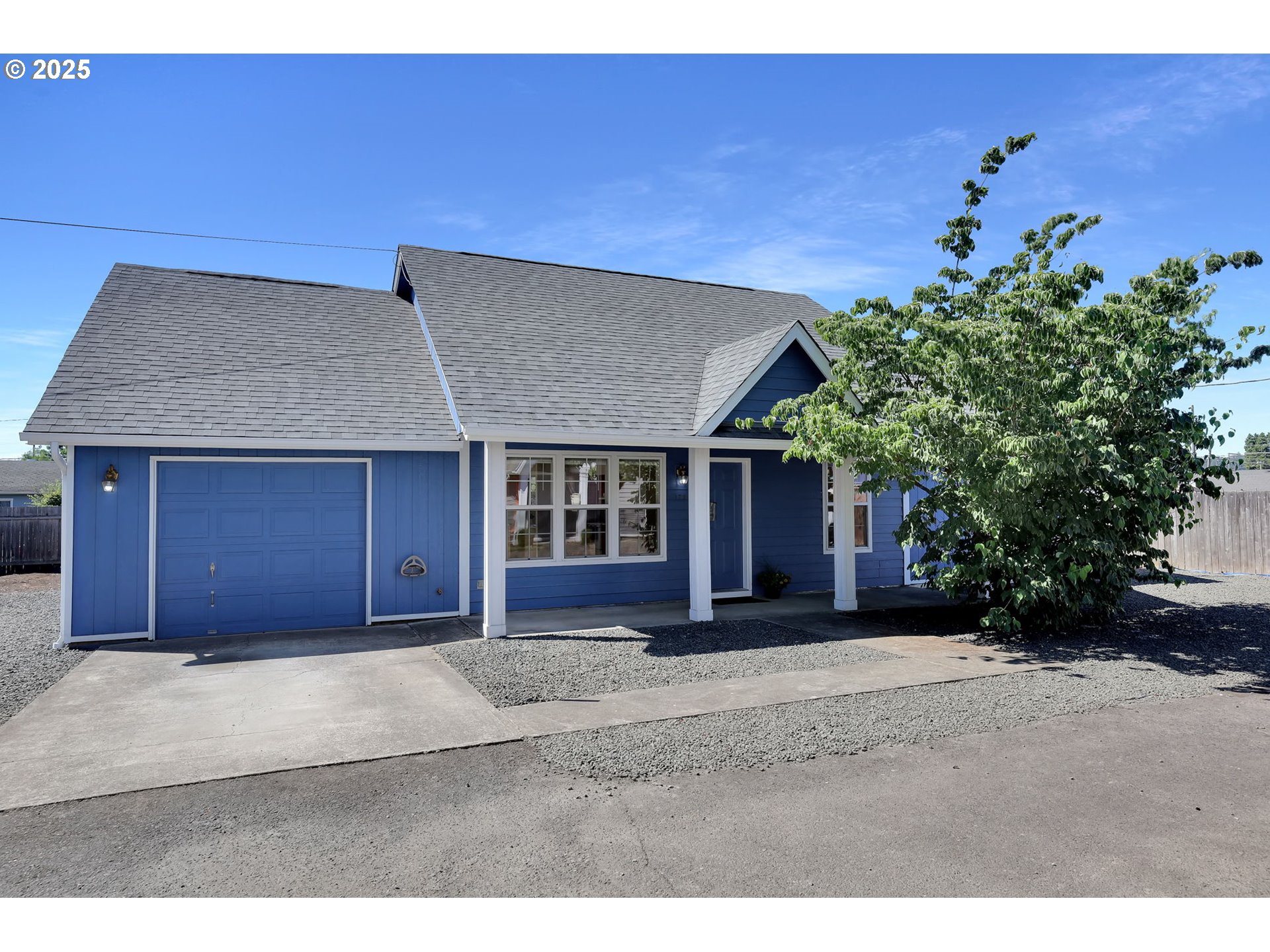 176 19th Street Springfield, OR 97477 - Photo 3 of 35 a front view of a house with a yard