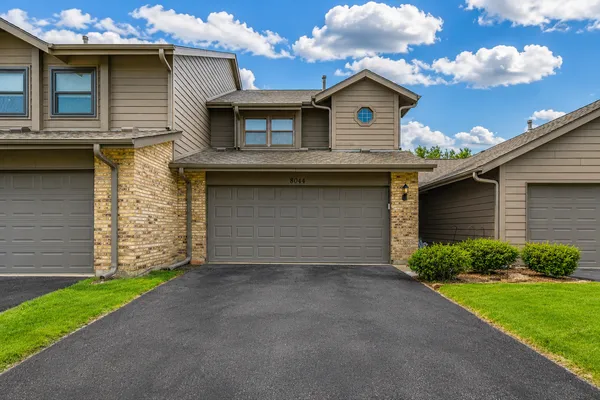 $389,900 | 8044 Wildwood Lane, Darien, IL 60561