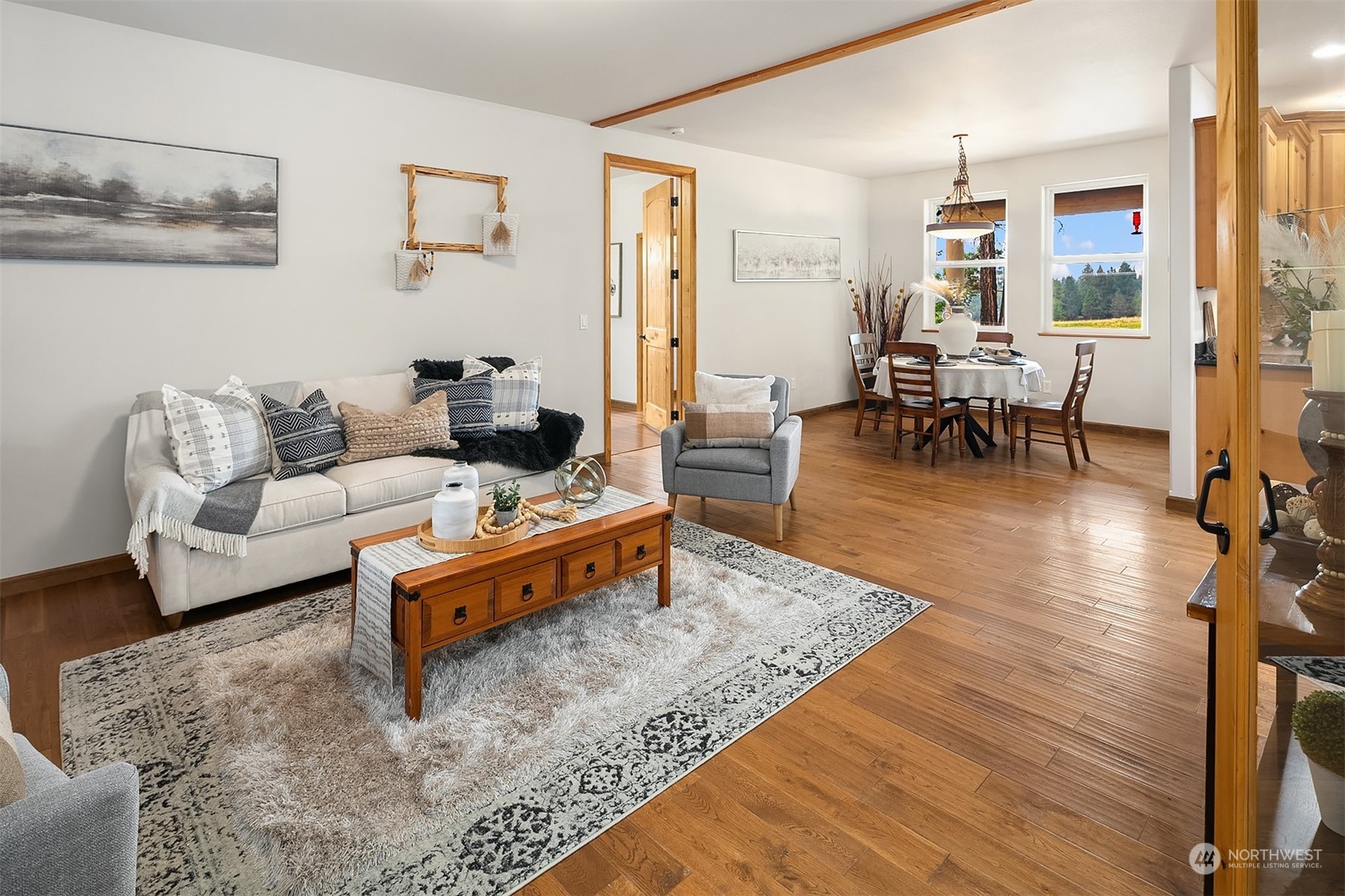 111 Chandler Road Cle Elum, WA 98922 - Photo 15 of 36 a living room with furniture and wooden floor