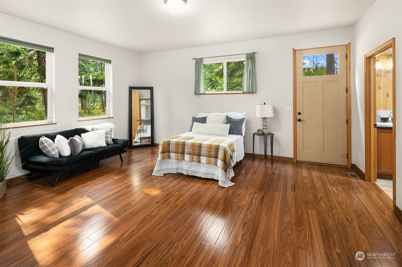 111 Chandler Road Cle Elum, WA 98922 - Photo 19 of 36 a bedroom with furniture and wooden floor