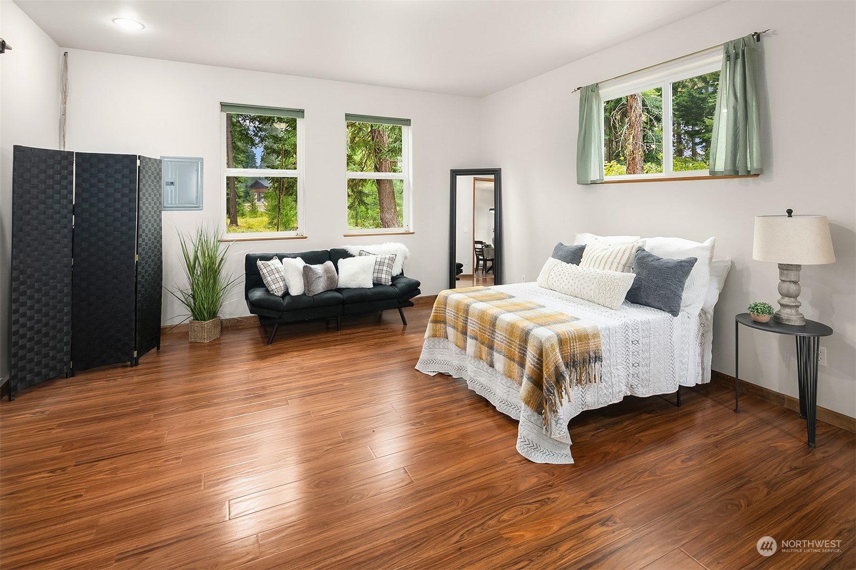 111 Chandler Road Cle Elum, WA 98922 - Photo 20 of 36 a bedroom with a bed and a couch