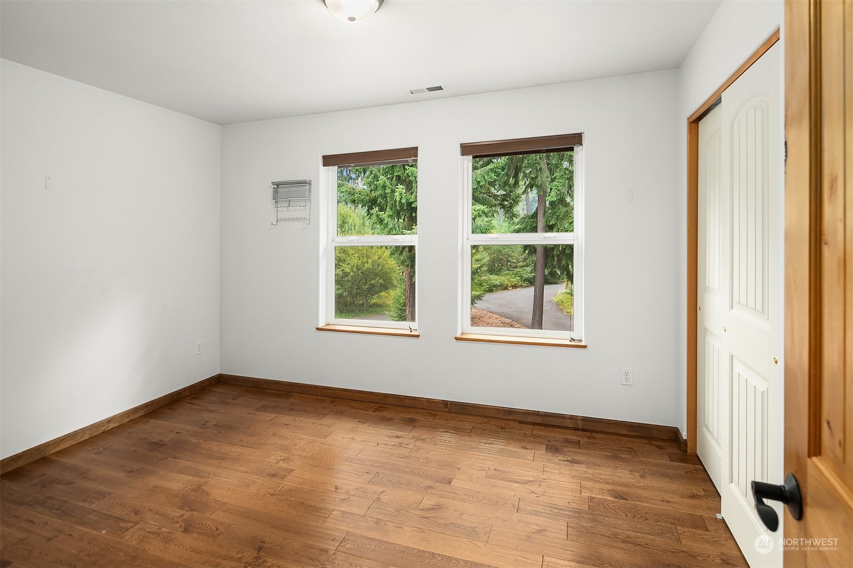 111 Chandler Road Cle Elum, WA 98922 - Photo 22 of 36 an empty room with a window