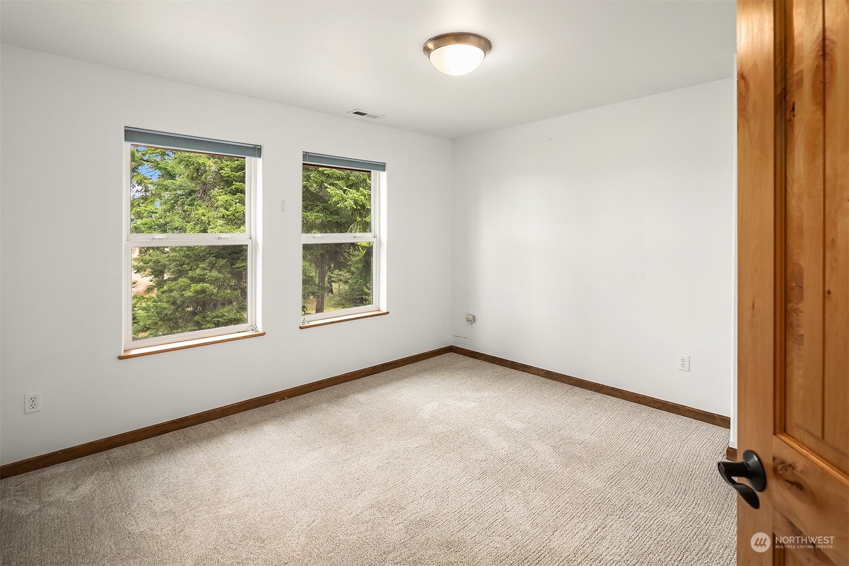 111 Chandler Road Cle Elum, WA 98922 - Photo 23 of 36 an empty room with a window