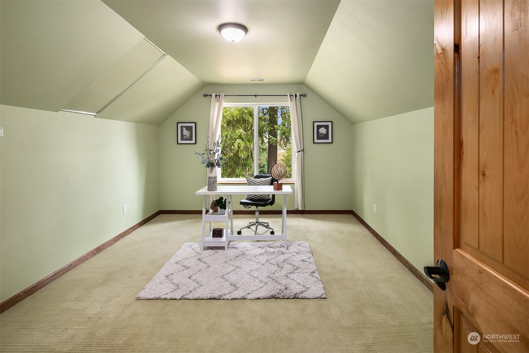 111 Chandler Road Cle Elum, WA 98922 - Photo 25 of 36 a living room with furniture and a window