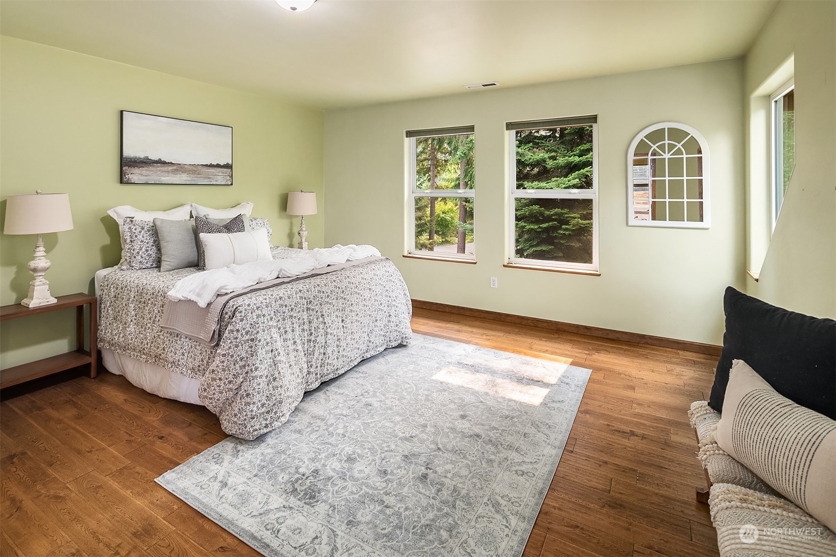 111 Chandler Road Cle Elum, WA 98922 - Photo 26 of 36 a spacious bedroom with a bed and wooden floor