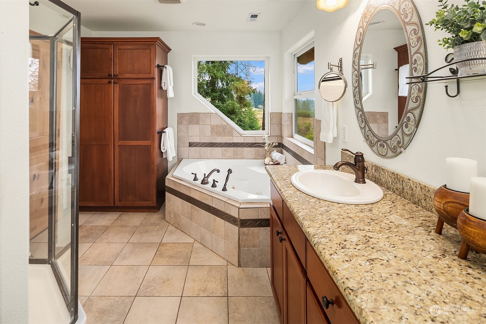 111 Chandler Road Cle Elum, WA 98922 - Photo 29 of 36 a bathroom with a granite countertop sink and a mirror