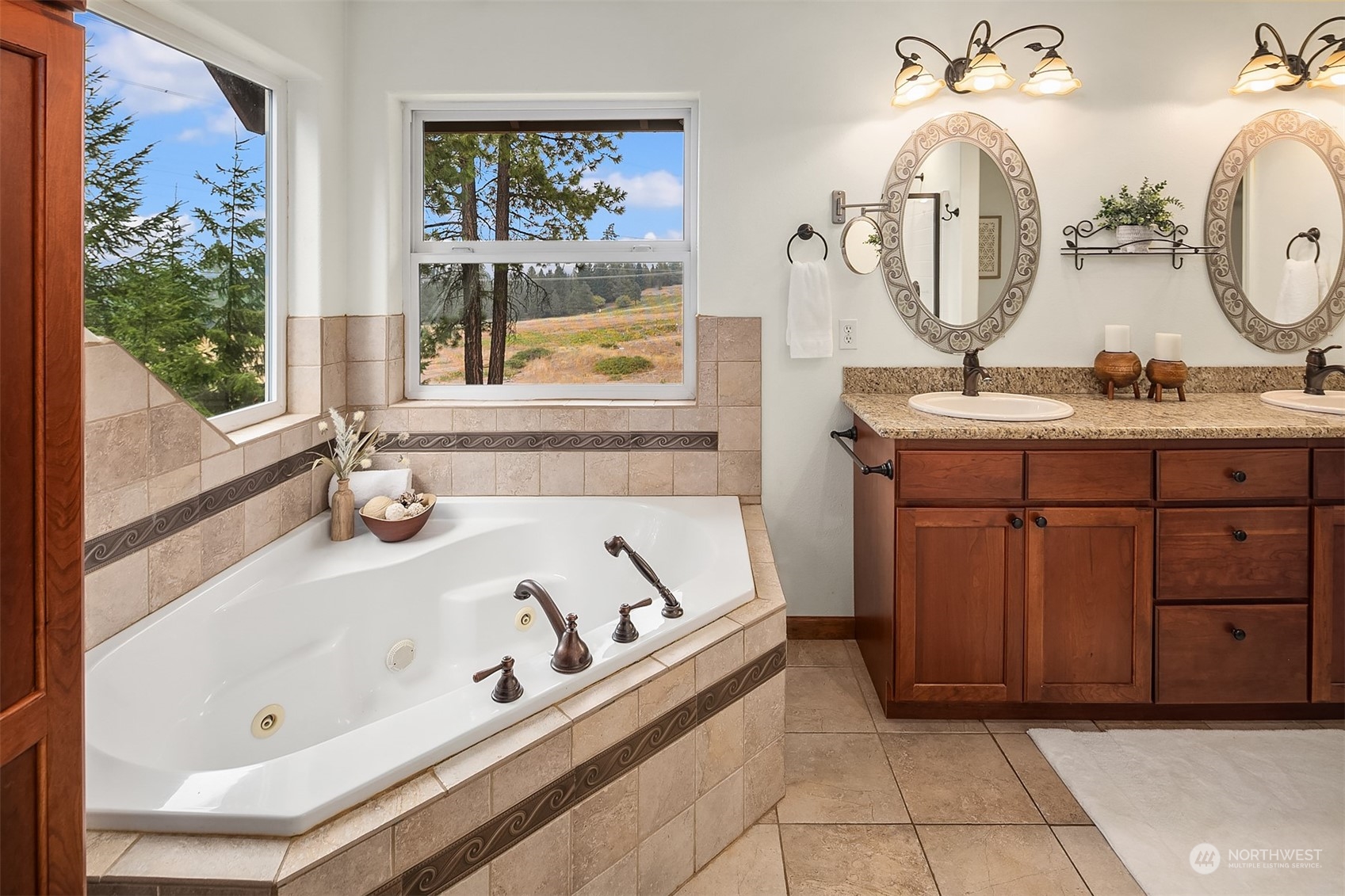 111 Chandler Road Cle Elum, WA 98922 - Photo 31 of 36 a bathroom with a tub sink and mirror