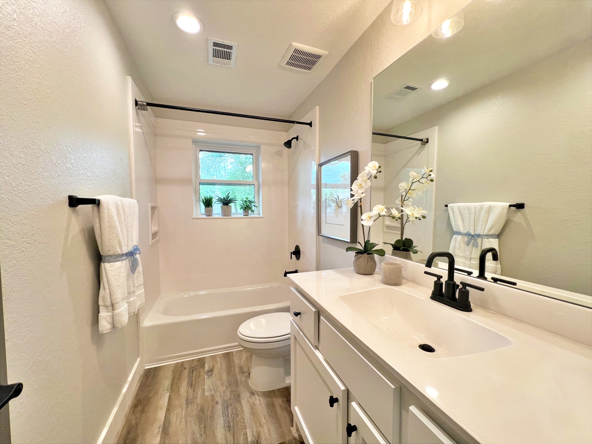 701 Cannan Drive Angleton, TX 77515 - Photo 17 of 25 Hall Bath