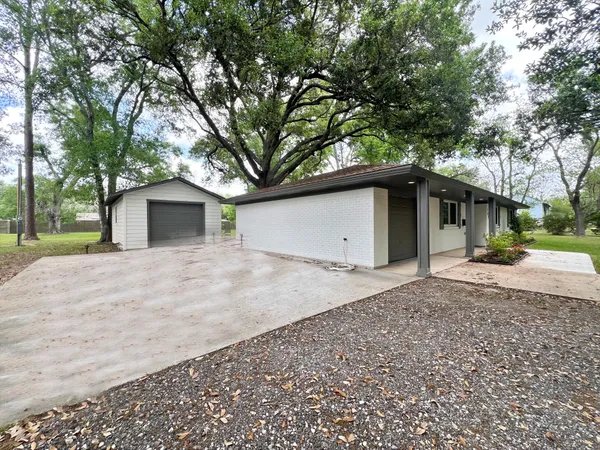 $338,500 | 701 Cannan Drive, Angleton, TX 77515