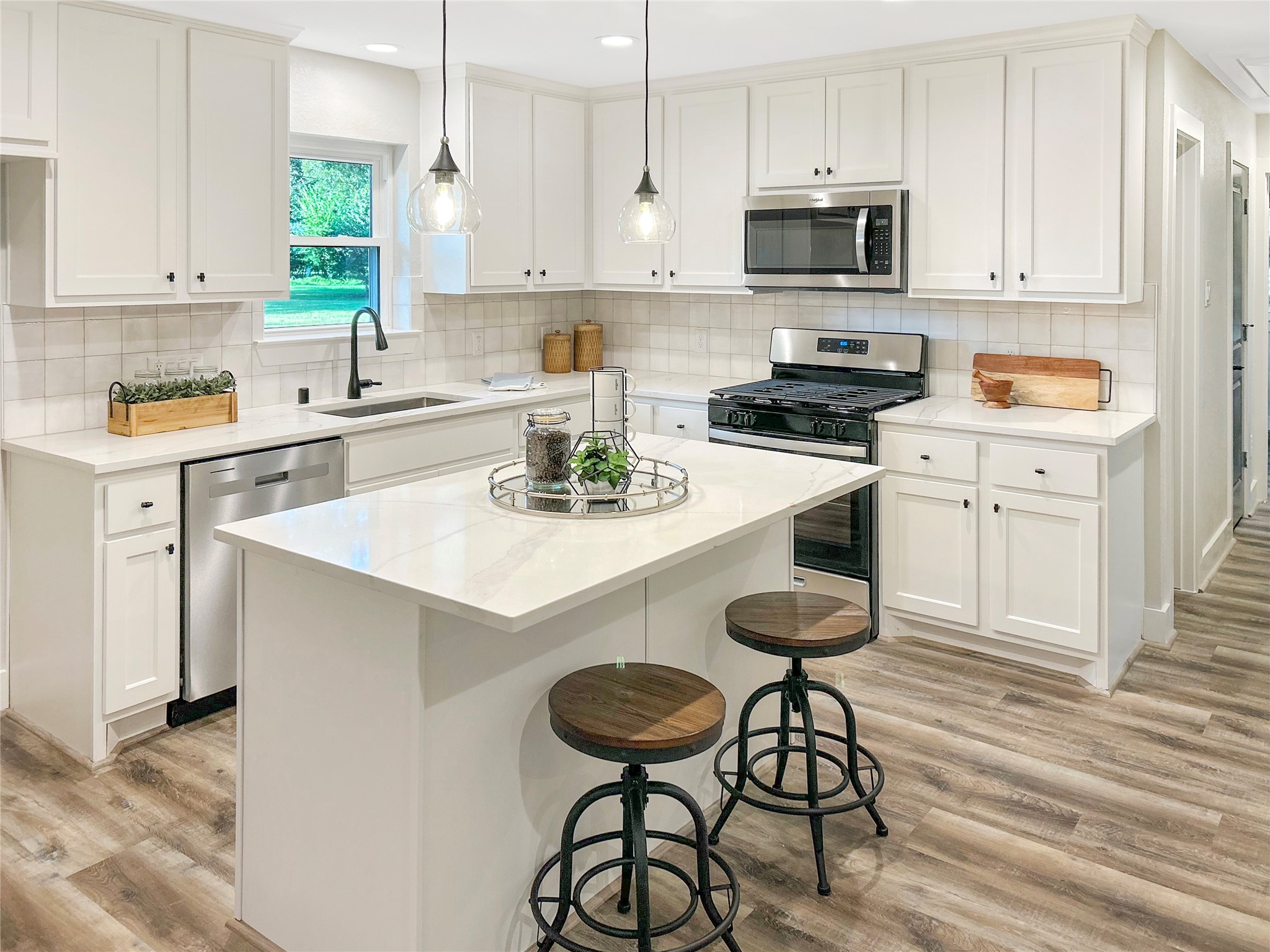 701 Cannan Drive Angleton, TX 77515 - Photo 5 of 25 Kitchen