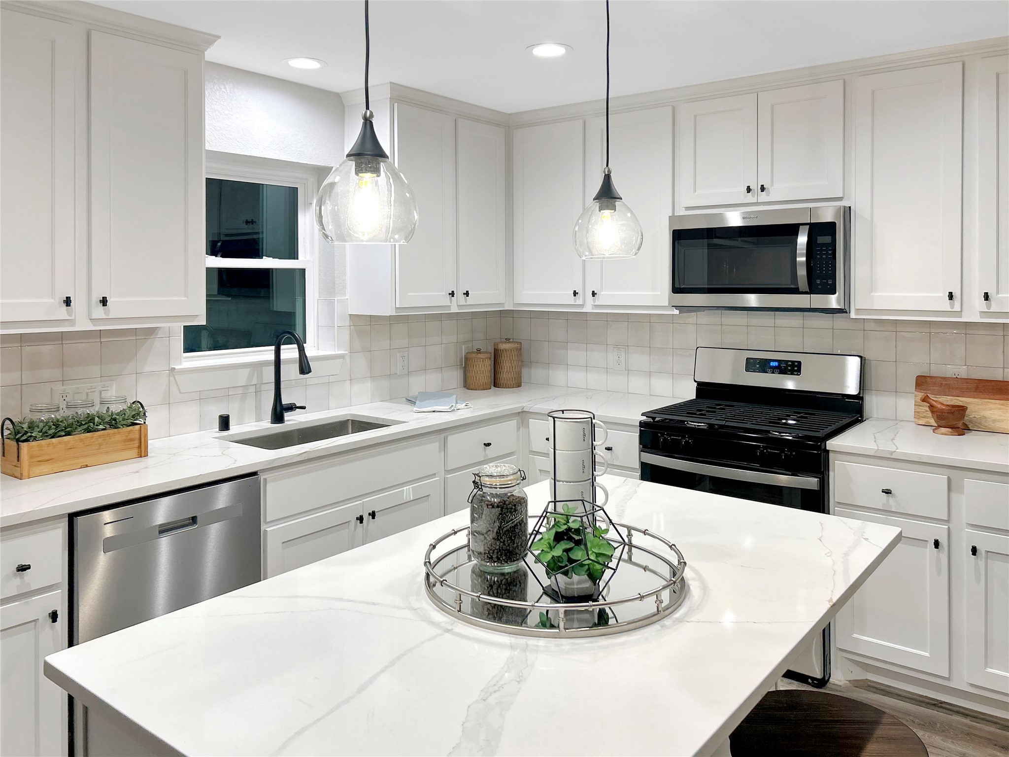 701 Cannan Drive Angleton, TX 77515 - Photo 6 of 25 Kitchen