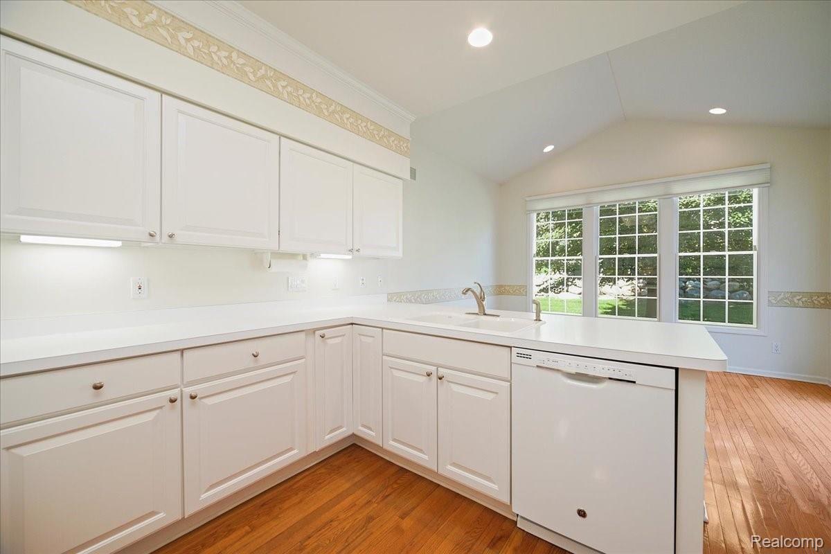 1678 Maple Creek Court Rochester, MI 48306 - Photo 11 of 31 12-Kitchen.jpg