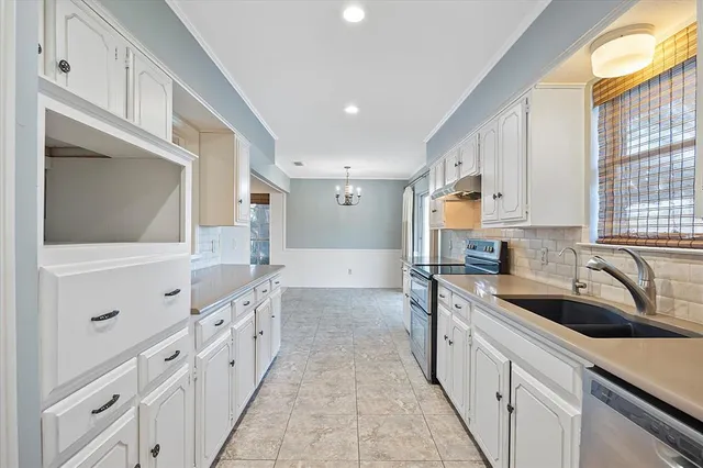 a view of empty room with a ceiling fan