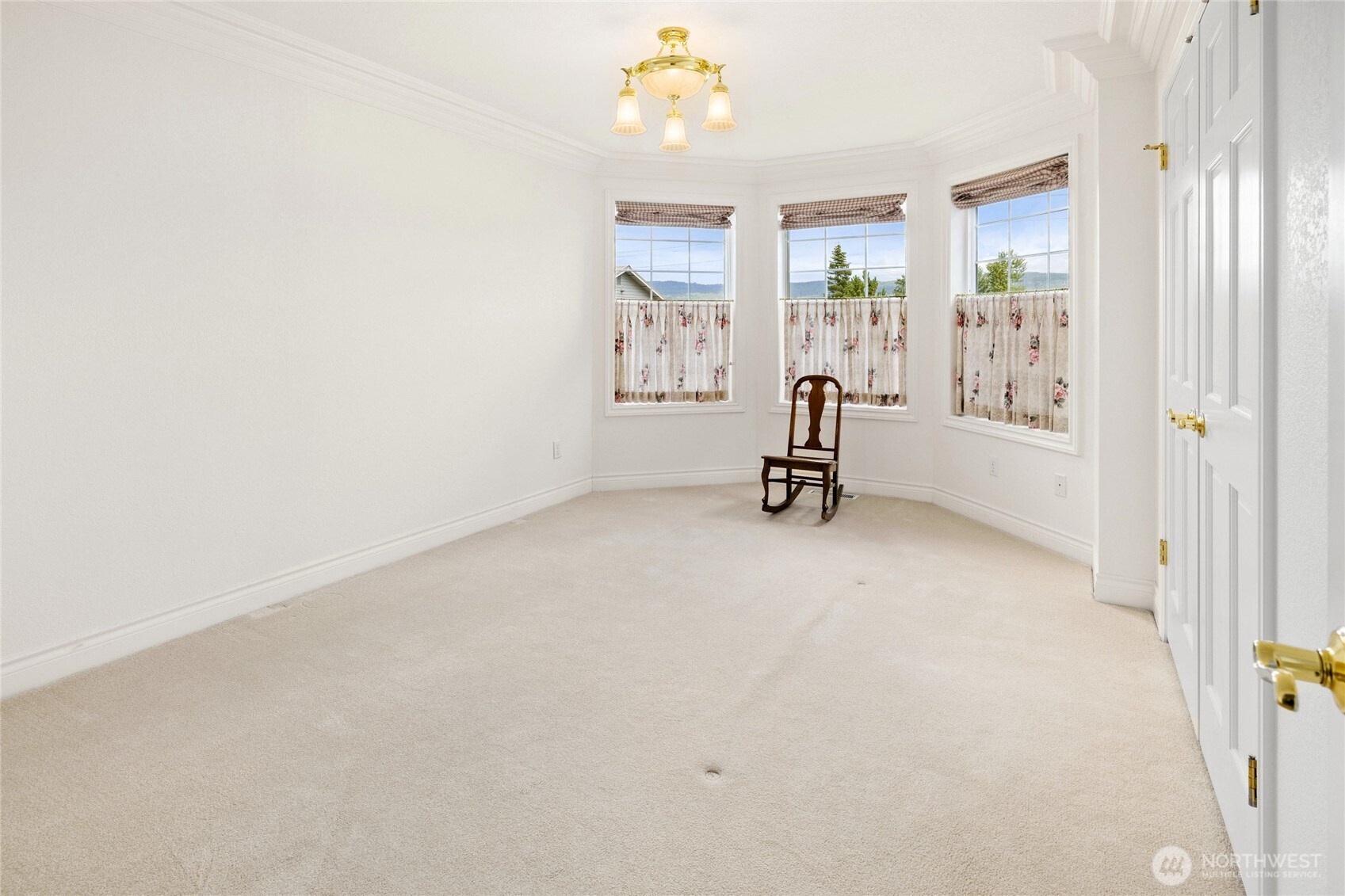 6280 Lower Peoh Point Road Cle Elum, WA 98922 - Photo 17 of 38 a room with a window