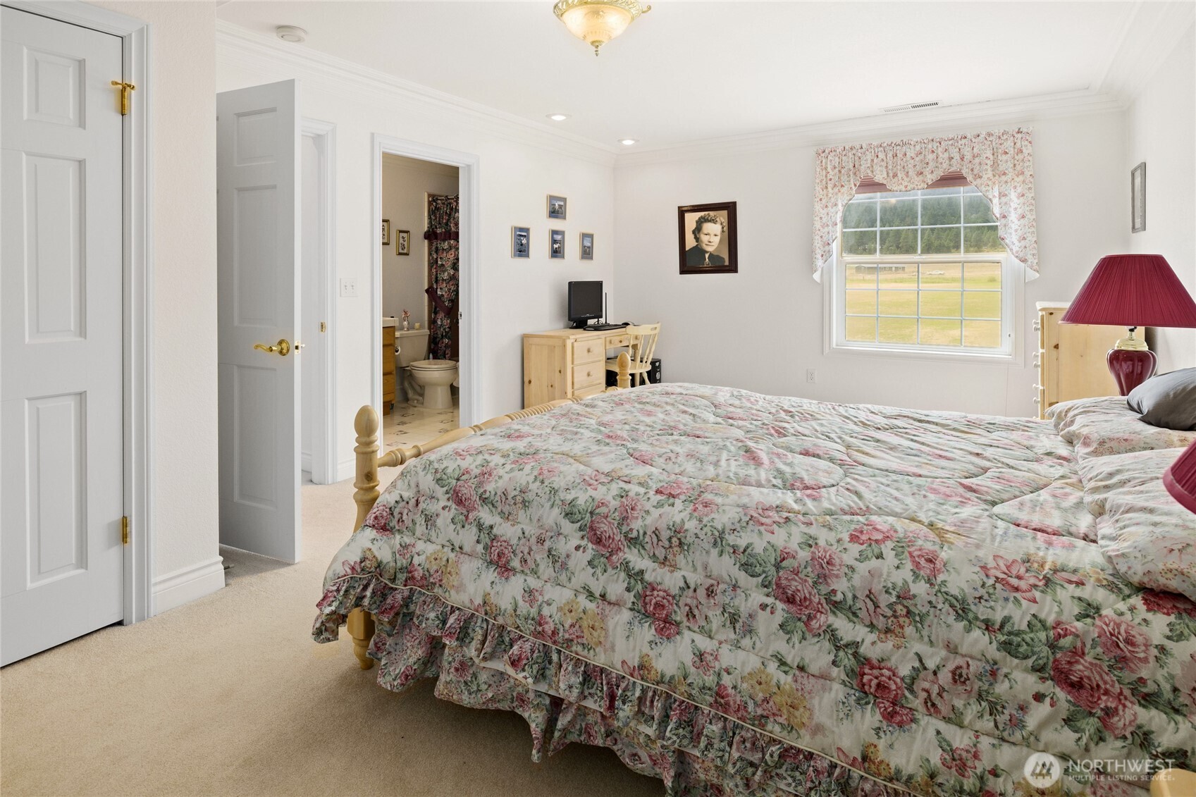 6280 Lower Peoh Point Road Cle Elum, WA 98922 - Photo 26 of 38 a bedroom with a bed and a window