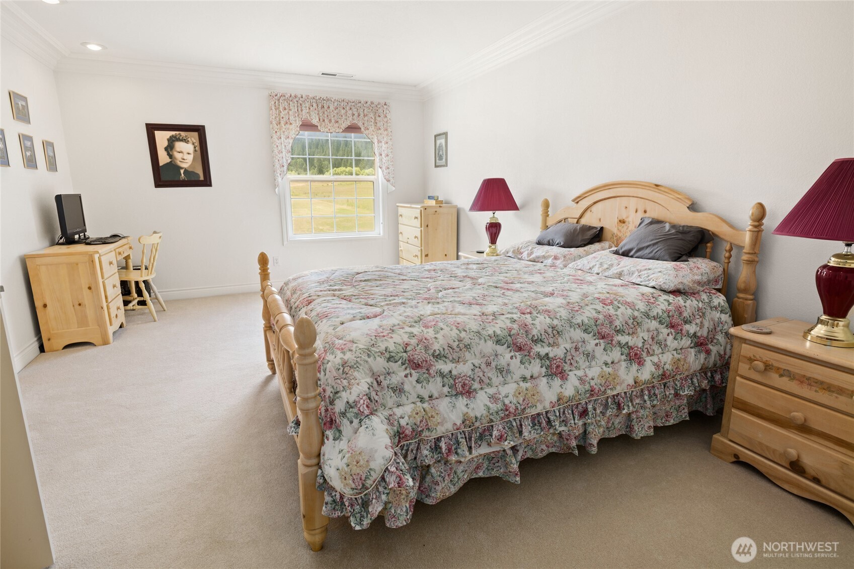 6280 Lower Peoh Point Road Cle Elum, WA 98922 - Photo 28 of 38 a bedroom with a bed and a table