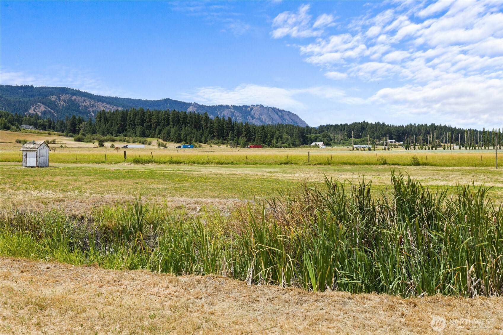6280 Lower Peoh Point Road Cle Elum, WA 98922 - Photo 33 of 38 a view of an ocean and a mountain