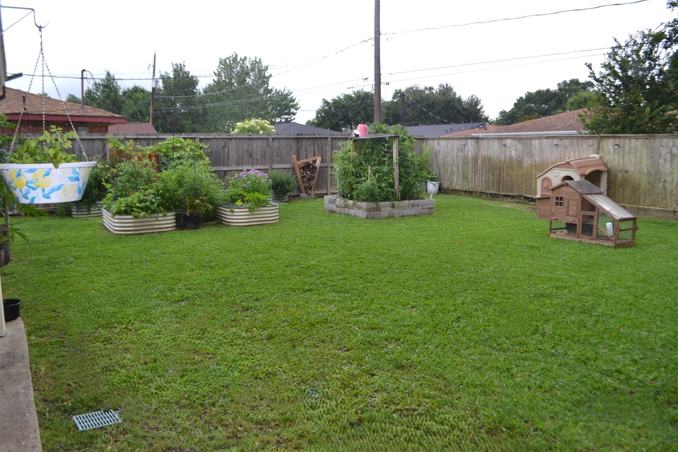 610 East X Street Deer Park, TX 77536 - Photo 43 of 44 a backyard of a house with lots of green space