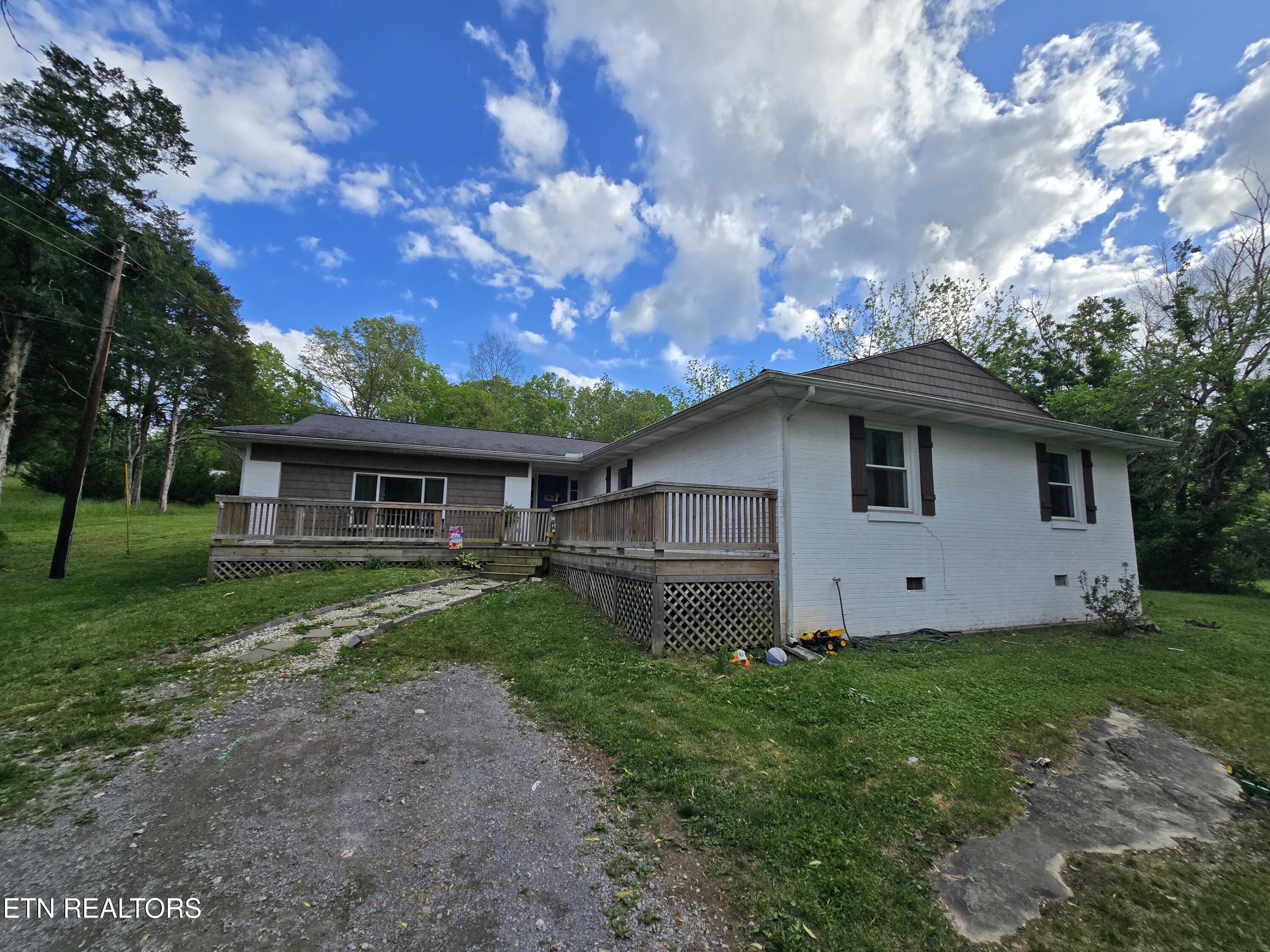 224 Parkey Road Ewing, VA 24248 - Photo 2 of 25 20260429_181903