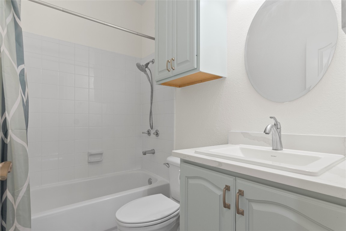 18408 West Rim Drive Jonestown, TX 78645 - Photo 22 of 30 a bathroom with a sink a toilet and bathtub