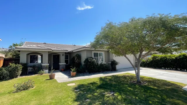 a view of a front of house with a yard