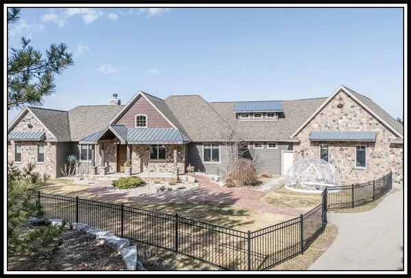 $923,000 | E9588 Mulroy Road, New London, WI 54961