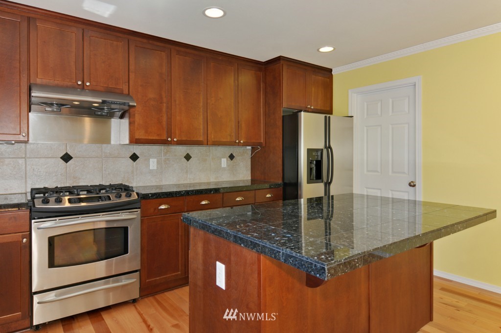 2526 Stafford Way Bothell, WA 98012 - Photo 5 of 11