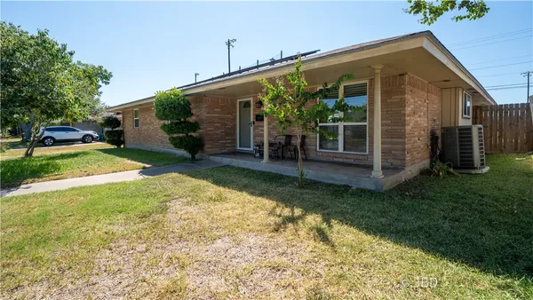 a view of a house with backyard and porch