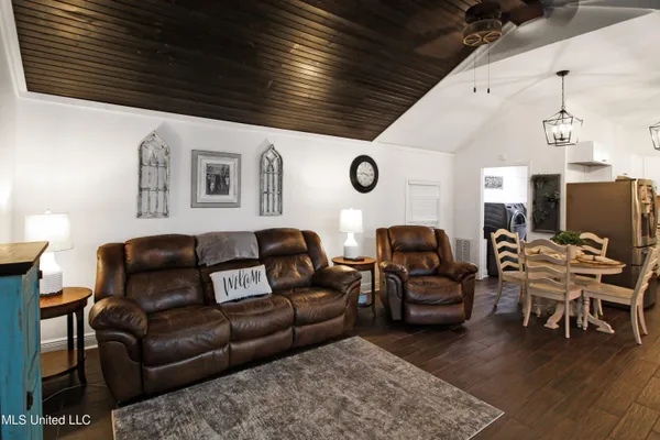 $550,000 | 317 Lakeview Drive, Yazoo City, MS 39194