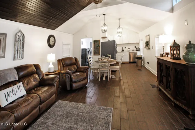 $550,000 | 317 Lakeview Drive, Yazoo City, MS 39194