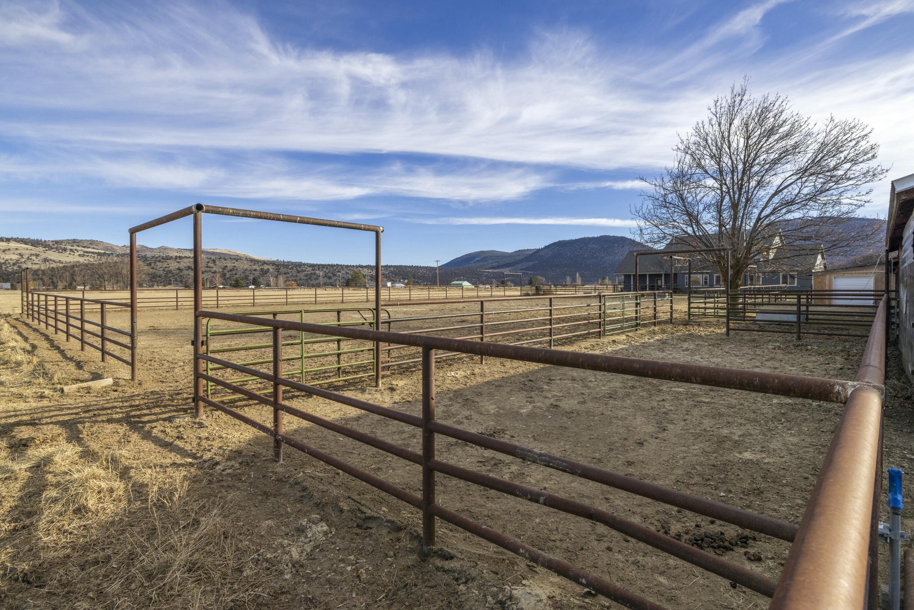 11251 Crystal Springs Road Klamath Falls, OR 97603 - Photo 55 of 64 pens