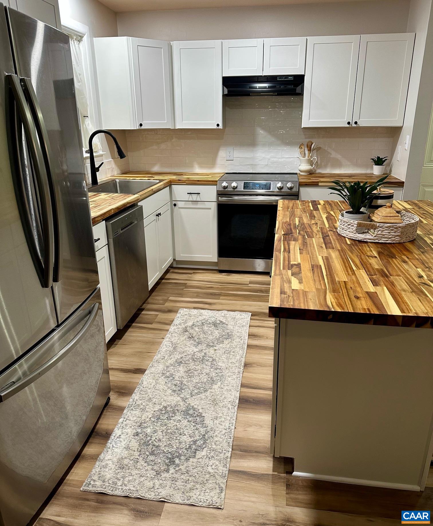 12 Highland Road Palmyra, VA 22963 - Photo 12 of 41 a kitchen with granite countertop a sink stove and refrigerator