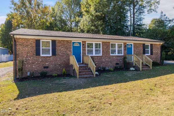 a view of a house with a yard