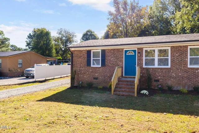 a view of a house with a yard