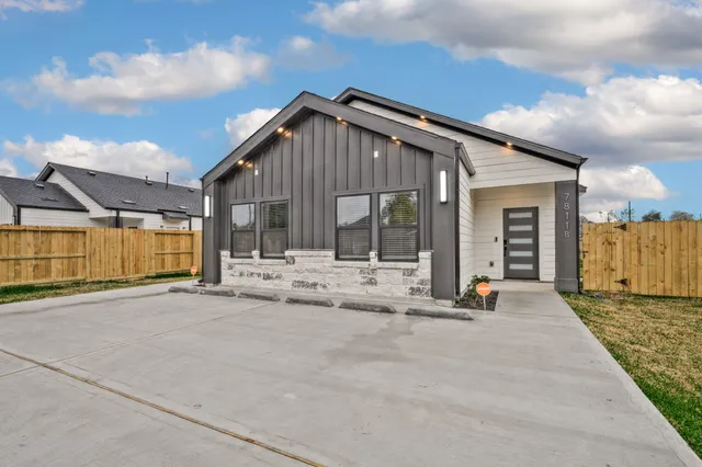 a view of a house with backyard and porch