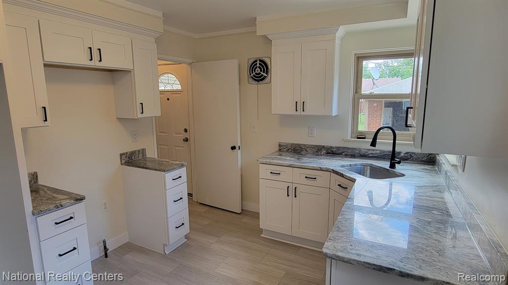9030 Hemingway Redford, MI 48239 - Photo 6 of 27