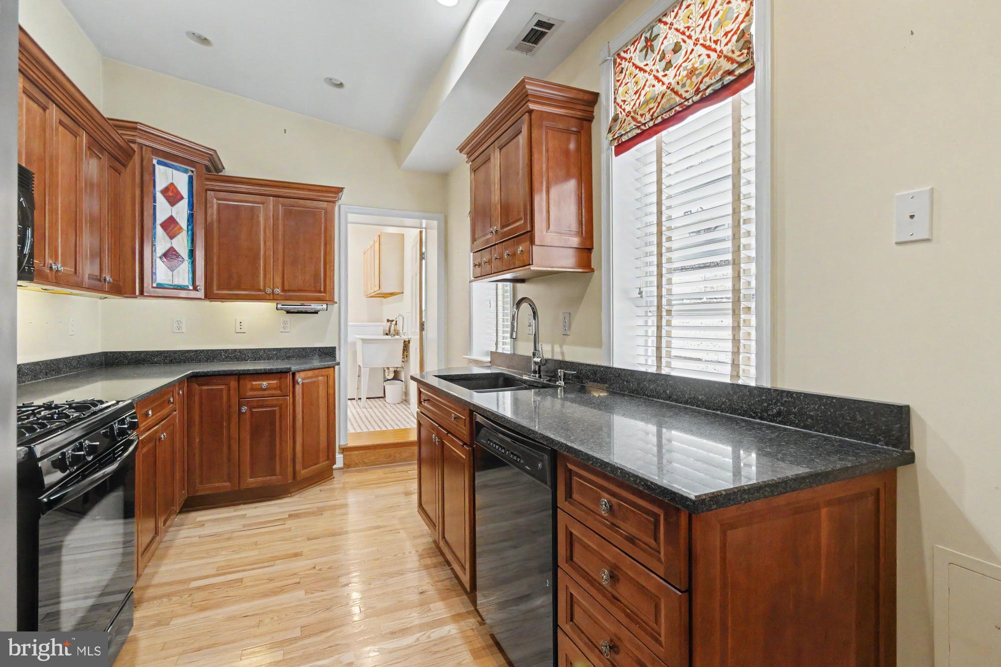 2048 Bank Street Baltimore, MD 21231 - Photo 16 of 41