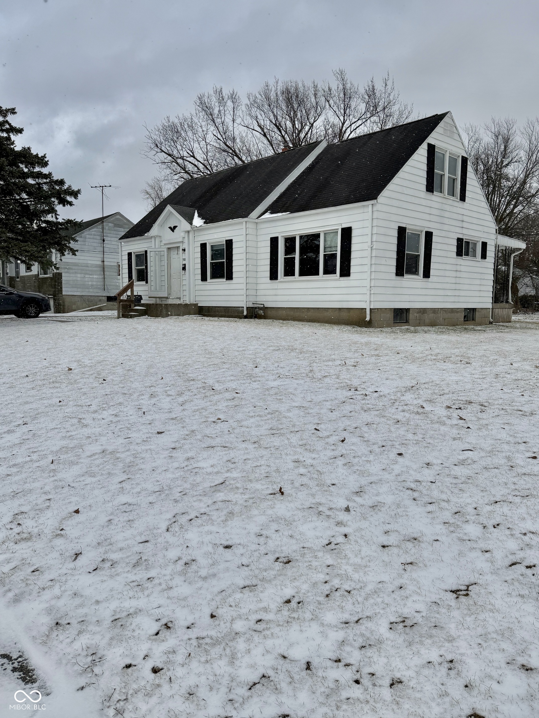 521 West 37th Street Anderson, IN 46013 - Photo 3 of 24