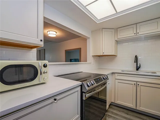 $179,000 | 1901 Indian River Boulevard, Unit 206, Vero Beach, FL 32960