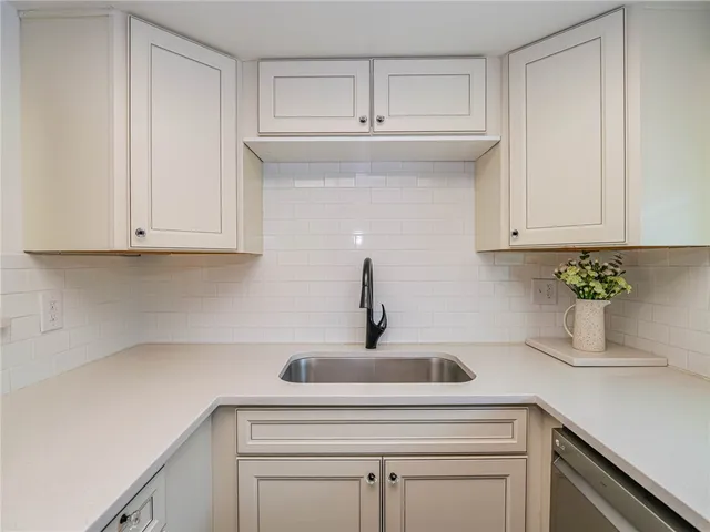 $179,000 | 1901 Indian River Boulevard, Unit 206, Vero Beach, FL 32960