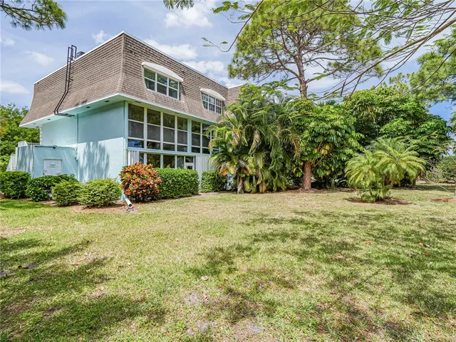 $179,000 | 1901 Indian River Boulevard, Unit 206, Vero Beach, FL 32960