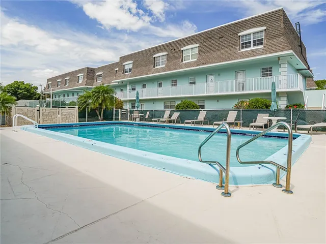 $179,000 | 1901 Indian River Boulevard, Unit 206, Vero Beach, FL 32960