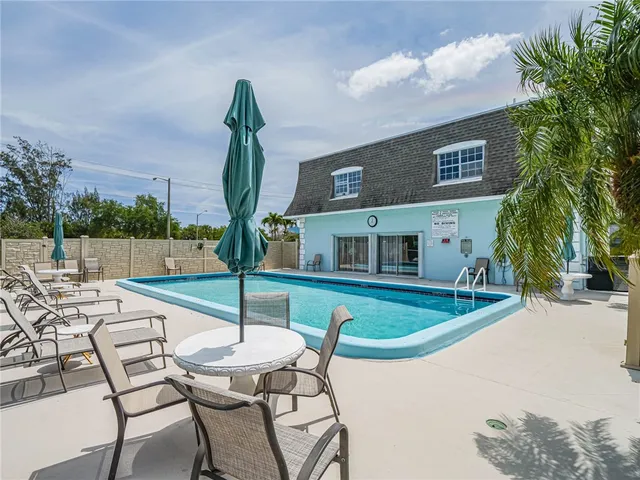 $179,000 | 1901 Indian River Boulevard, Unit 206, Vero Beach, FL 32960