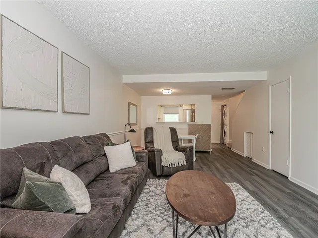 $179,000 | 1901 Indian River Boulevard, Unit 206, Vero Beach, FL 32960