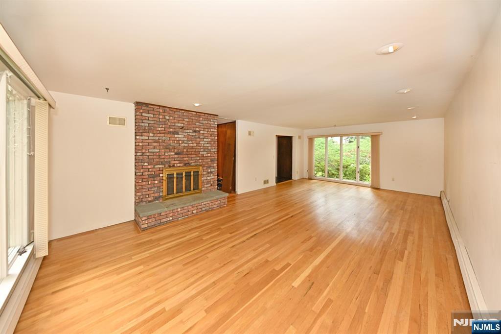 9 Lyncrest Drive Paramus, NJ 07652 - Photo 15 of 49