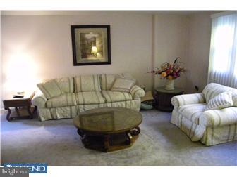 7411 Hill Road Philadelphia, PA 19128 - Photo 3 of 12 Living Room