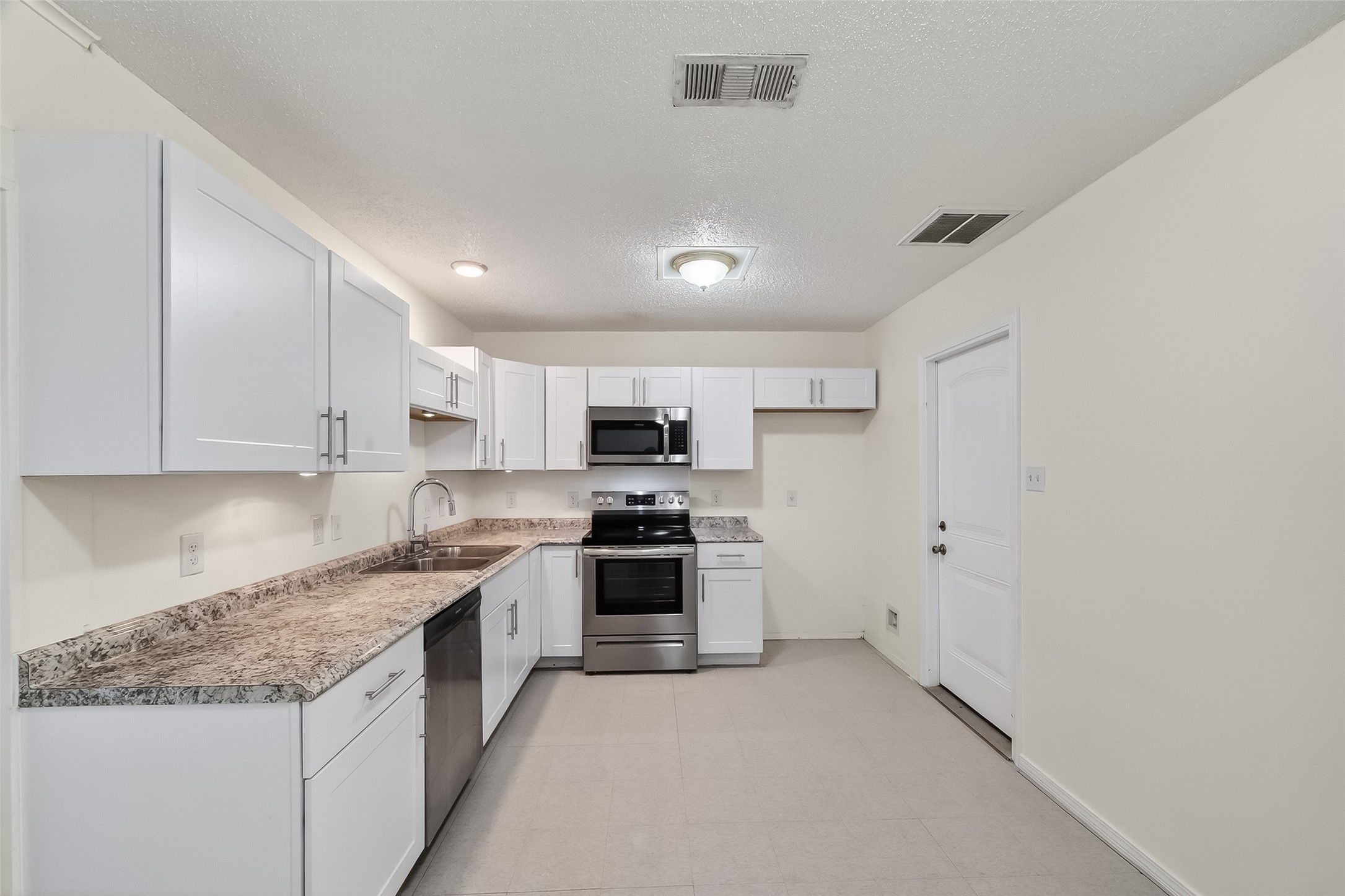 15022 Chipman Ln. Houston, TX 77060 - Photo 19 of 40 Kitchen