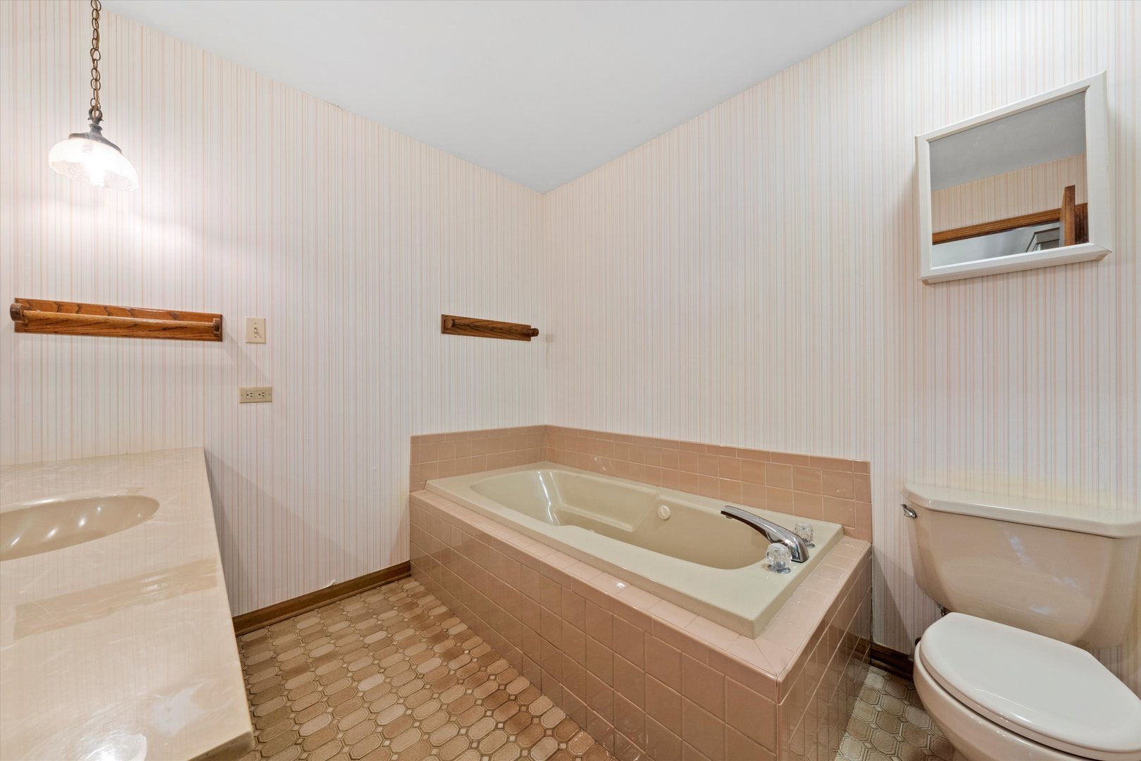 24449 South Klemme Road Crete, IL 60417 - Photo 11 of 21 a bathroom with a sink a toilet and tub